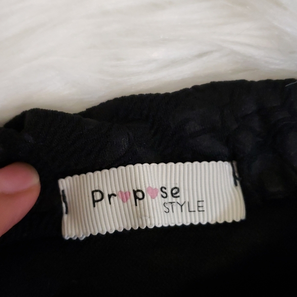 Black pencil skirt with black flowers - Picture 6 of 6